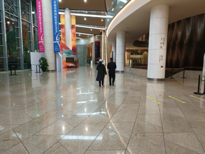 保安将被赋黄码的游客带去隔离.jpg