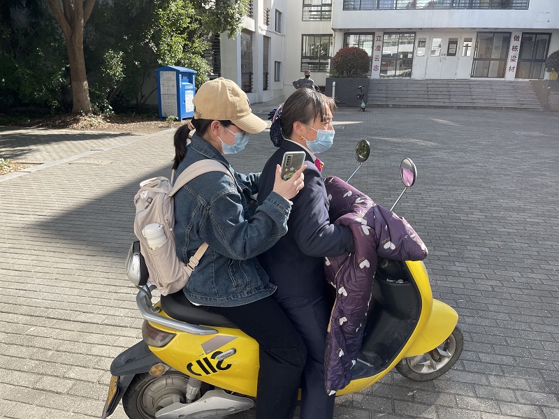 011接送崴脚学生上下课.jpg