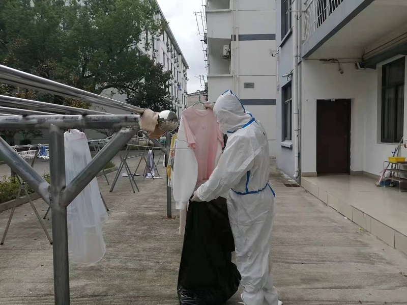 012帮隔离学生收取衣物.jpg