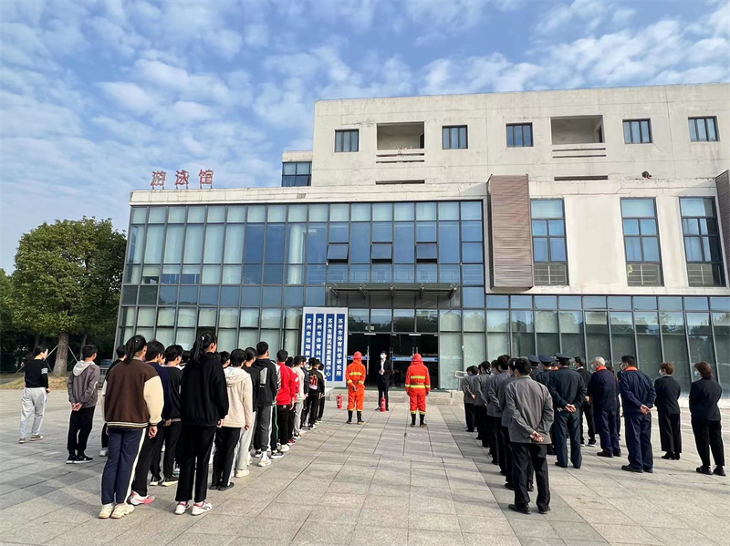 保安队长钱俊呈讲解消防安全知识.jpg