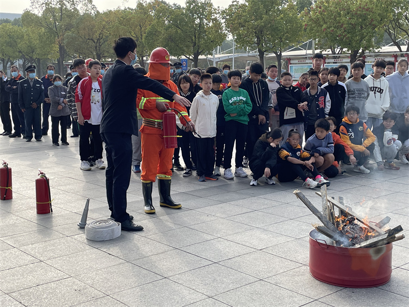 保安队长钱俊呈和保安蒋武示范灭火器使用方法.jpg
