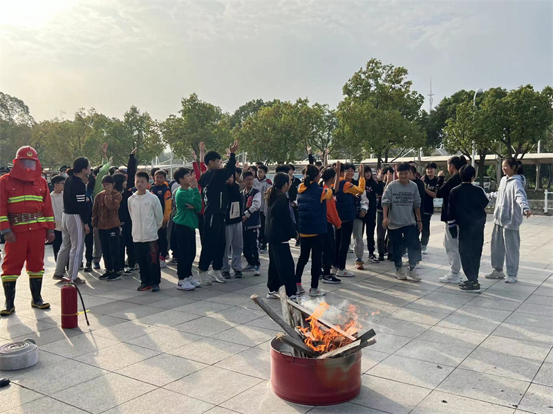 学生踊跃举手参加灭火实操.jpg