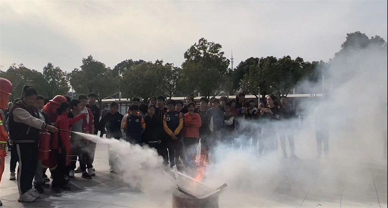 体校学生进行灭火实操 (2).jpg