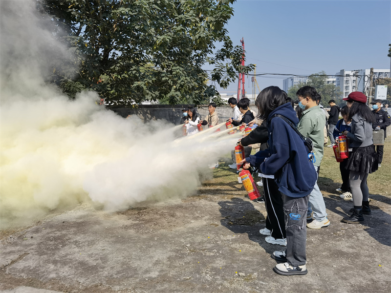 师生进行灭火器实操.jpg