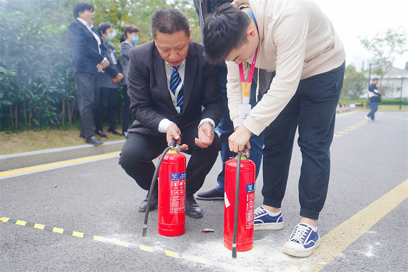 学习灭火器使用1.jpg