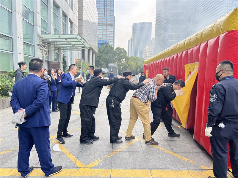 保安人员参加消防逃生演练.jpg