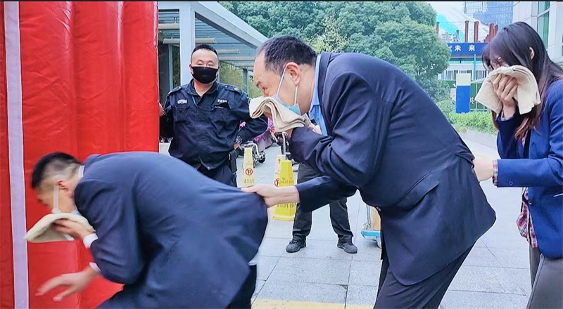 项目经理梁本意（中间位）、保安主管席于洋（第一位）、办公室管理员张梦丹（第三位）参与消防逃生演练.jpg