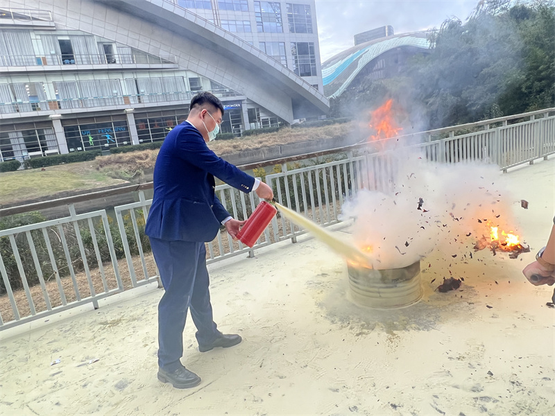 音控员学习使用灭火器.jpg