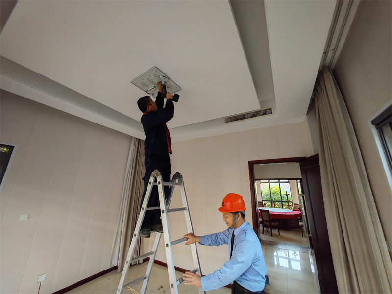 保安姚曾男配合工程许元生跟换灯具.jpg