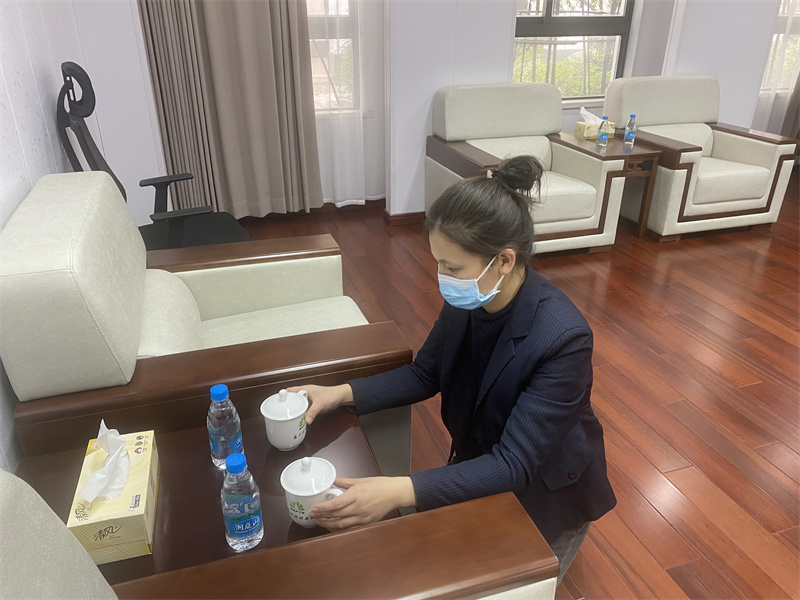 客服赵春燕正在进行会前准备工作.jpg