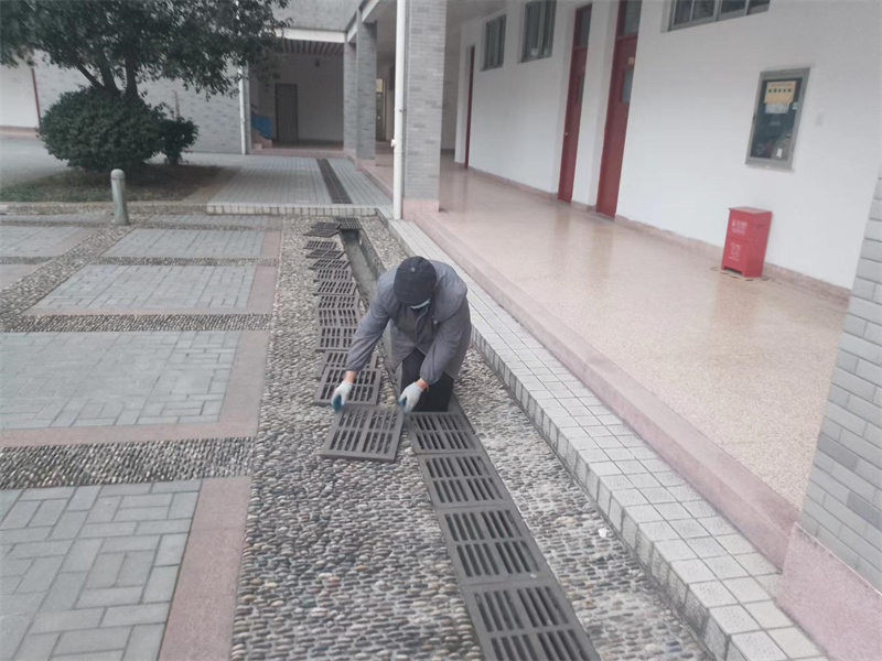 清理排水沟内淤泥、垃圾、枯枝树叶1.jpg