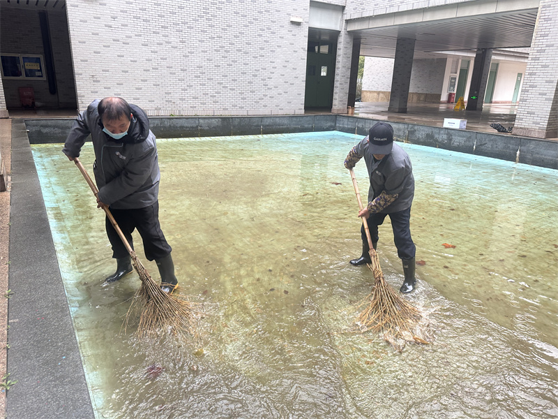 清理教学楼景观水池1.jpg