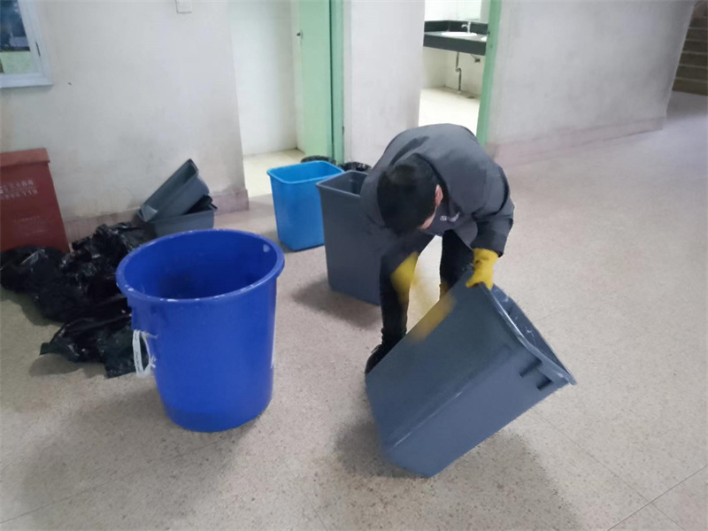 清洗教学楼室内和户外垃圾桶1.jpg