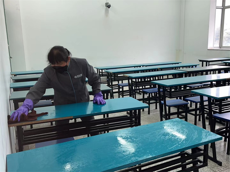 打扫教学楼教室桌椅黑板1.jpg