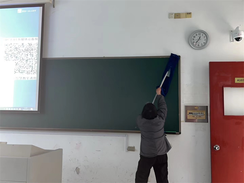 打扫教学楼教室桌椅黑板2.jpg
