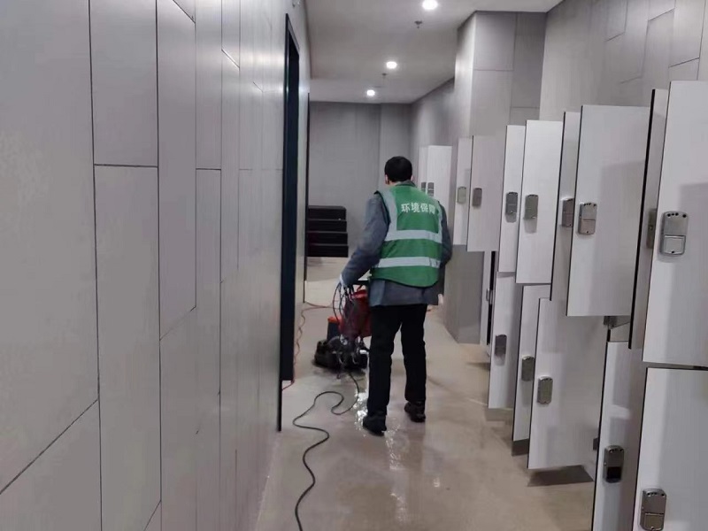 运动员更衣室地面机洗.jpg
