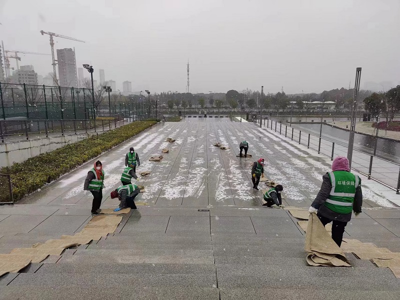 雨雪天气铺设麻袋.jpg