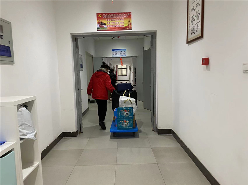 帮学生拖行李.jpg