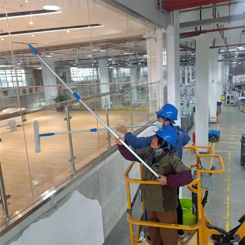 为新建成的指挥中心外墙刮玻璃.jpg