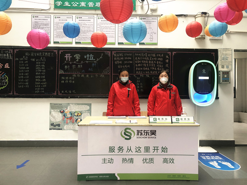 服务台等待学生签到_副本.jpg