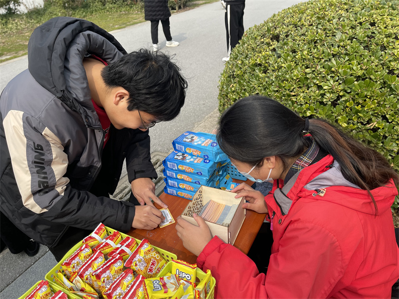 同学刮开刮刮卡查看奖品.jpg