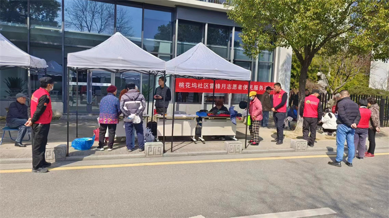 右边最高穿红色马甲的保安领班高伟丰.jpg