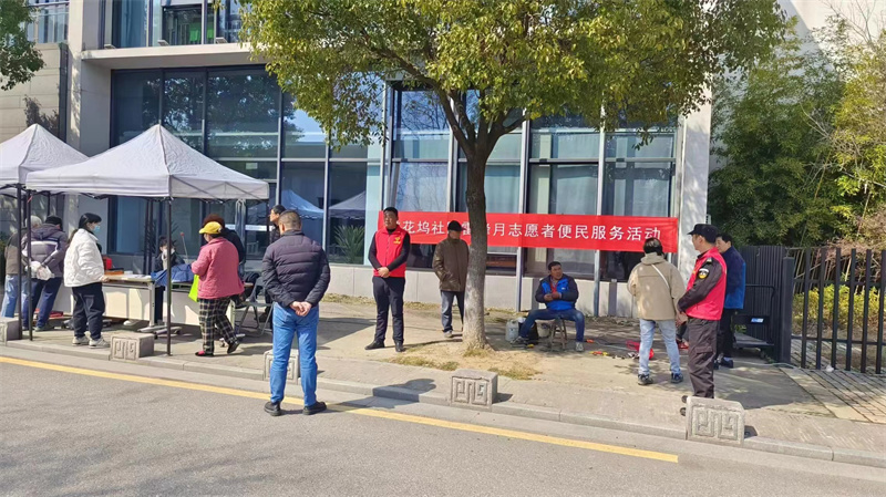 正中间红色马甲保安领班高伟丰.jpg