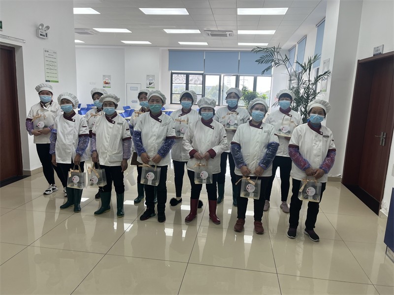 为一线员工分发礼品.jpg
