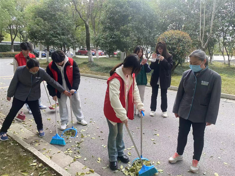 活动中保洁员与学生分享清扫机巧 (2).jpg