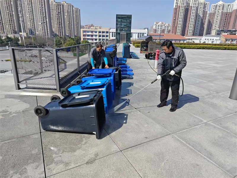 活动垃圾桶冲洗.jpg