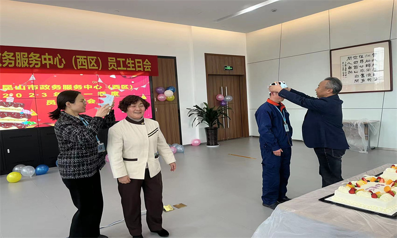 带生日帽.jpg