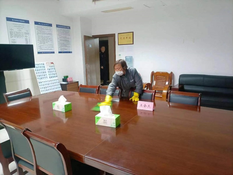 打扫会议室.jpg