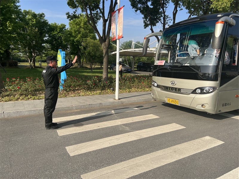 保安蒋武引导车辆.jpg