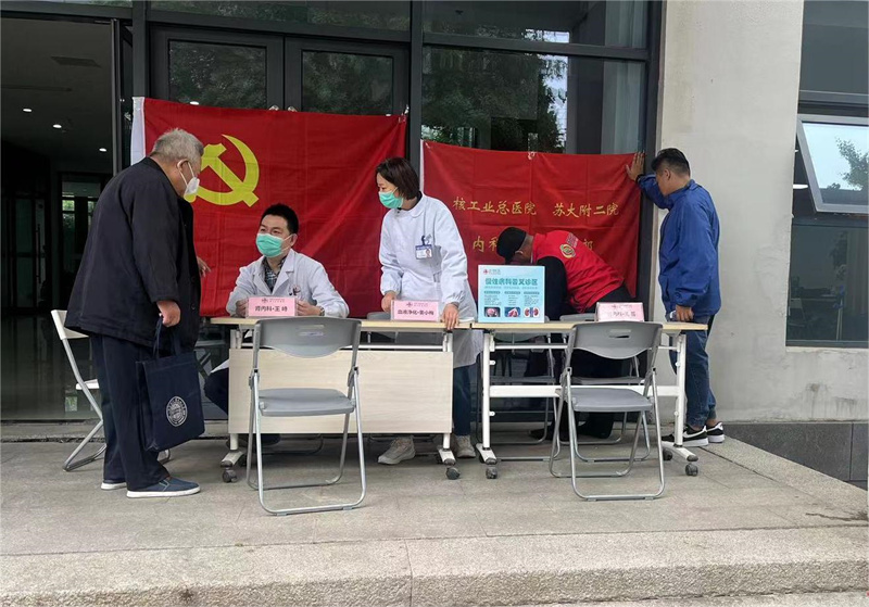 蓝色冲锋衣是桃花坞管理员吴悦冬 (2).jpg