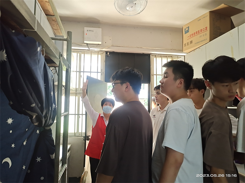 参观标准间.jpg