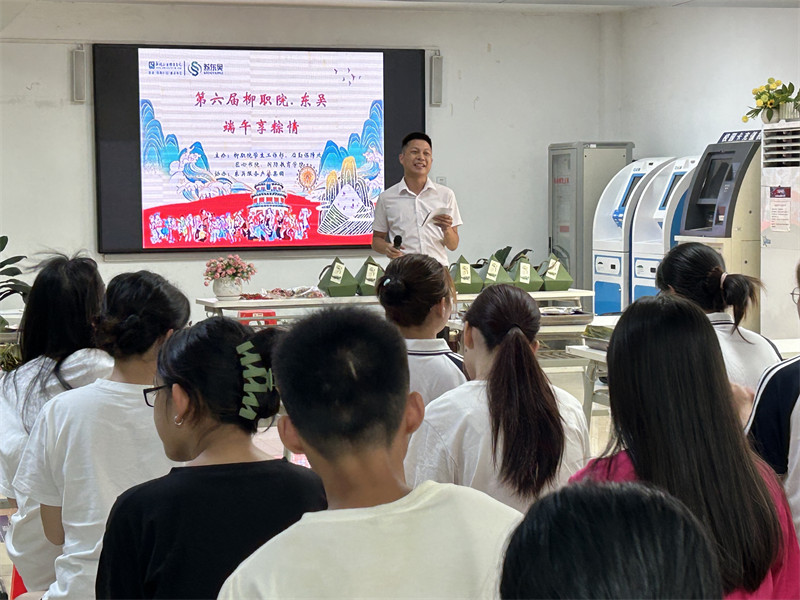 图7 为同学们讲解端午知识.jpg