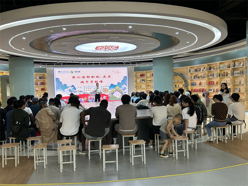 图8 为同学们讲解端午知识.jpg