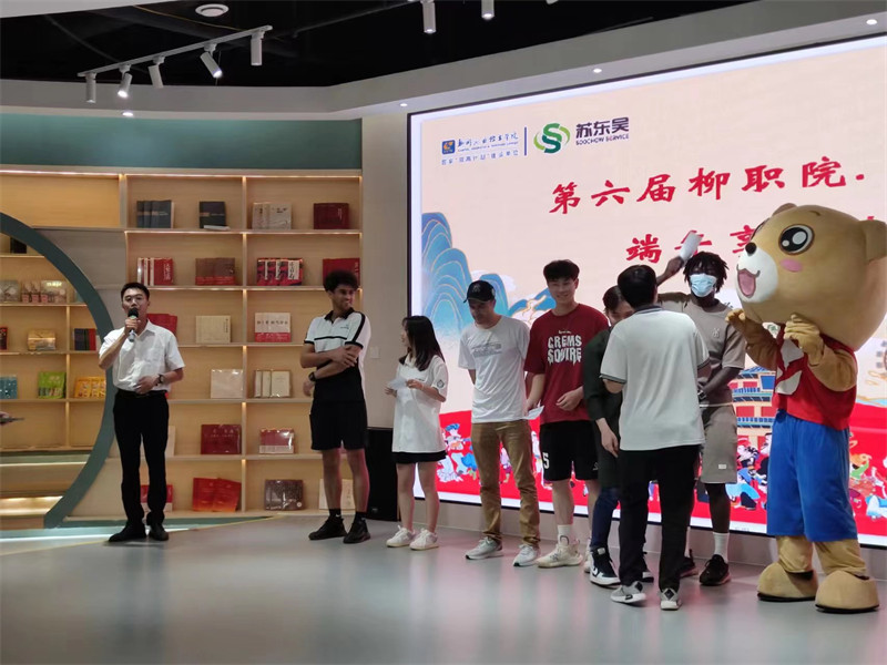 图9 同学们参加活动.jpg