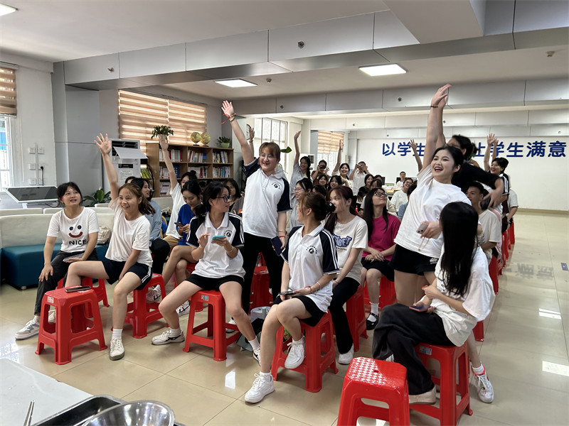 图10 同学们参加活动.jpg