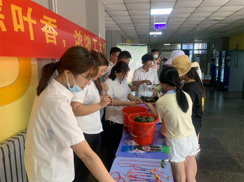 20工作人员发粽子.jpg