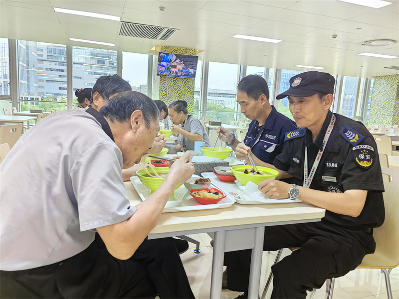 集体吃面.jpg
