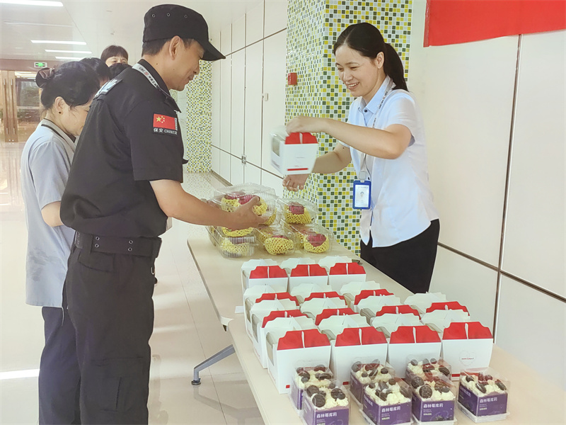 发礼物.jpg