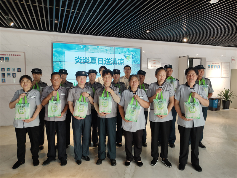 规博馆发放防暑物资.jpg