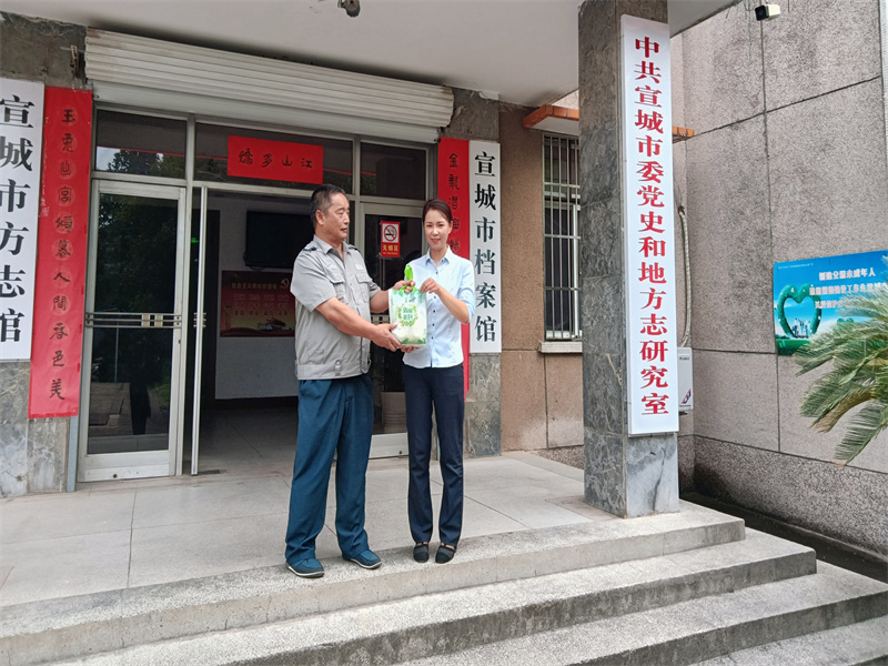 档案局发放防暑物资.jpg