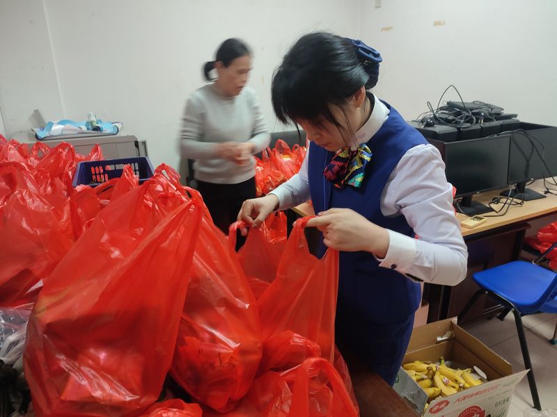 准备春节慰问品 (1).jpg