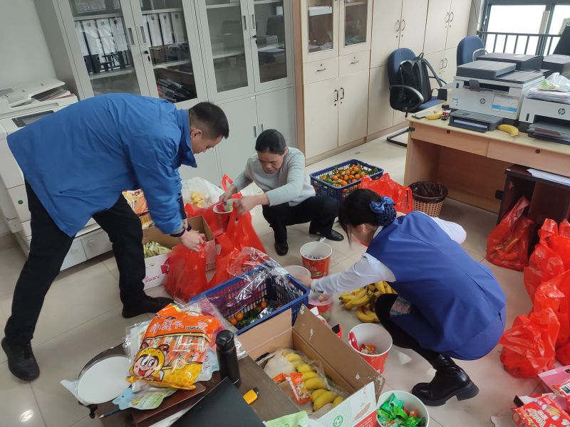 准备春节慰问品 (2).jpg