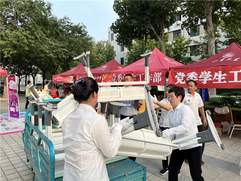 搬运桌椅 (2).jpg