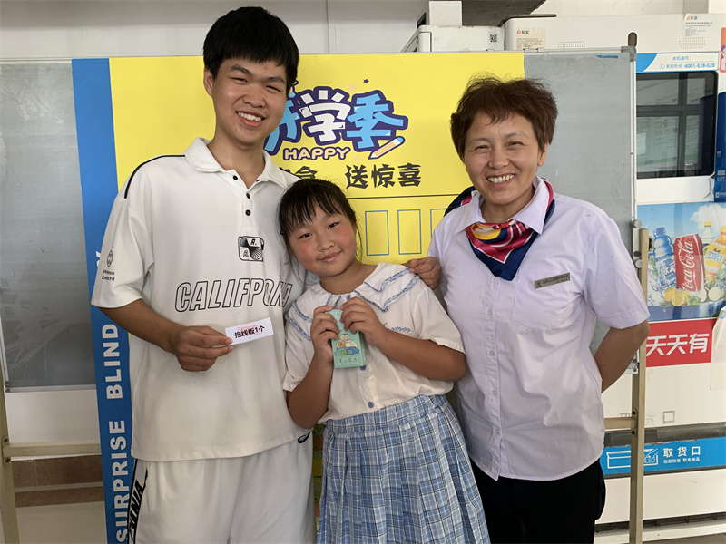 抽盲盒合影 (1).jpg
