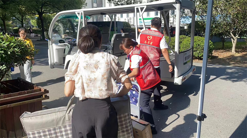 接驳车接送学生、家长、行李 (2).jpg