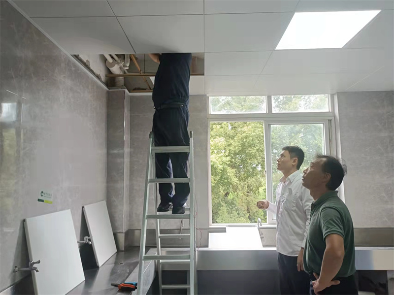 维修工疏通管子.jpg